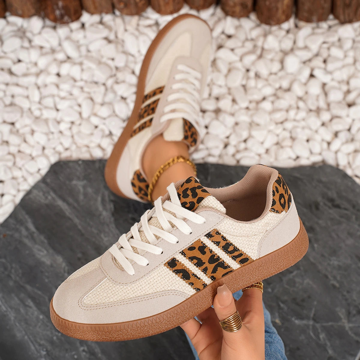 Elegante und stützende orthopädische Turnschuhe