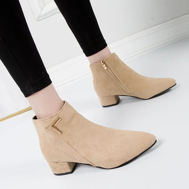 Lässige und stützende orthopädische Stiefel