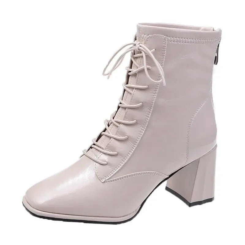 Modische und stützende orthopädische Stiefel