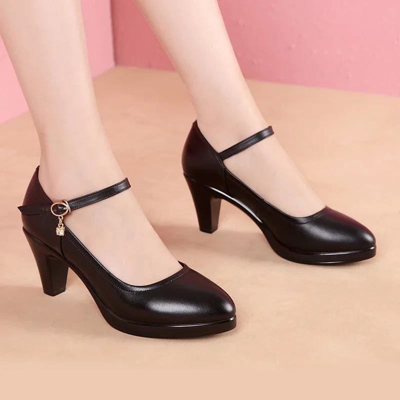 Elegante und stützende orthopädische Absätze