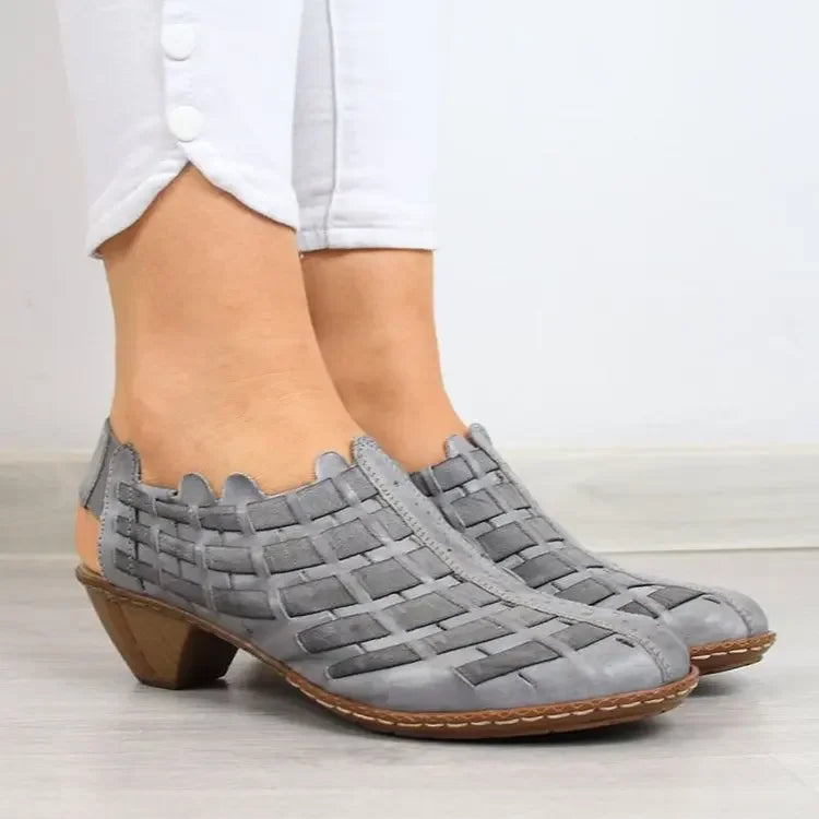 Stützende und stilvolle orthopädische Sandalen