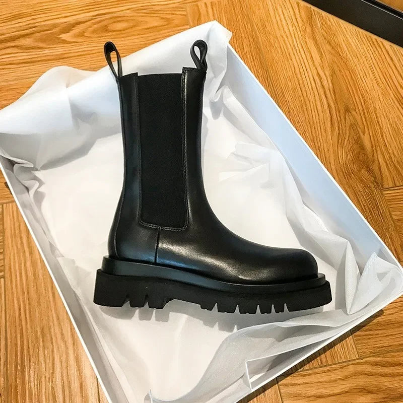 Stützende und trendige orthopädische Stiefel