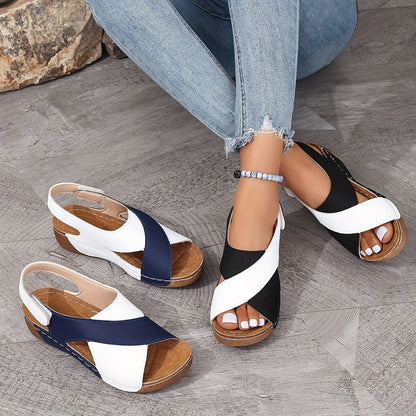MW | Zweifarbige Sandalen mit gekreuzten Riemen