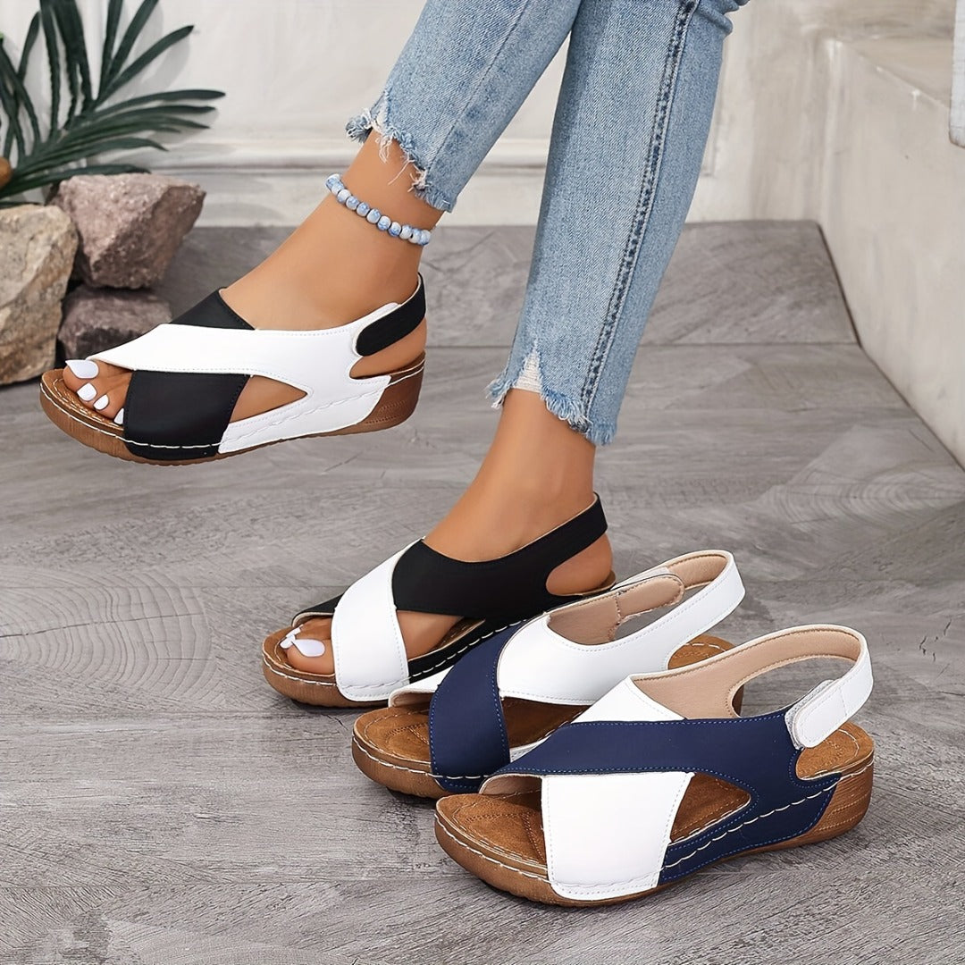 MW | Zweifarbige Sandalen mit gekreuzten Riemen