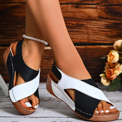 MW | Zweifarbige Sandalen mit gekreuzten Riemen