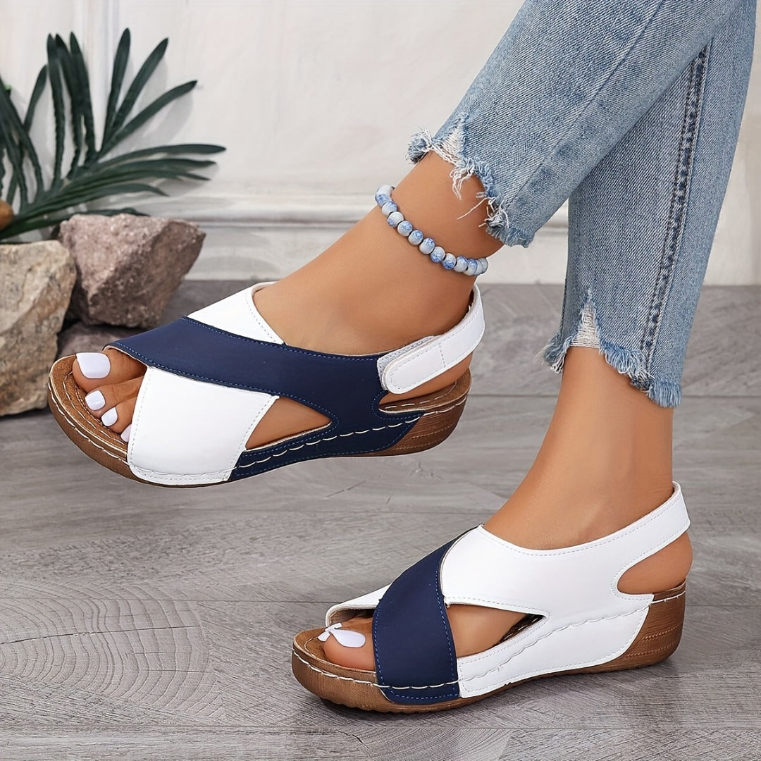 MW | Zweifarbige Sandalen mit gekreuzten Riemen