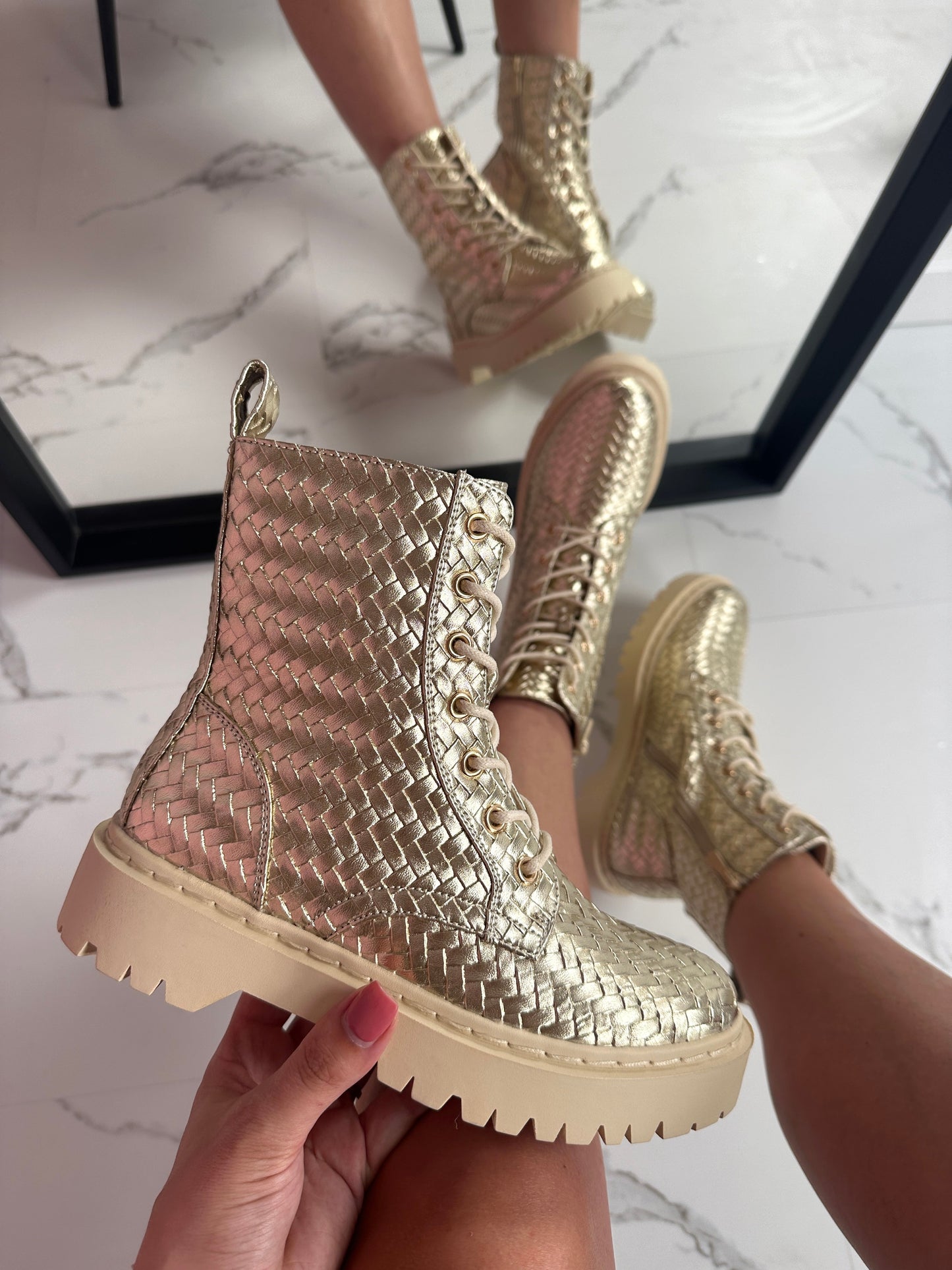 Anmutige Orthopädische Stiefel für modernen Look