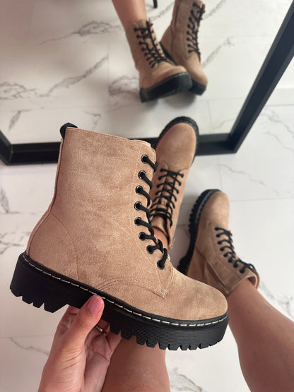 Klassische Orthopädische Stiefel mit zeitlosem Stil