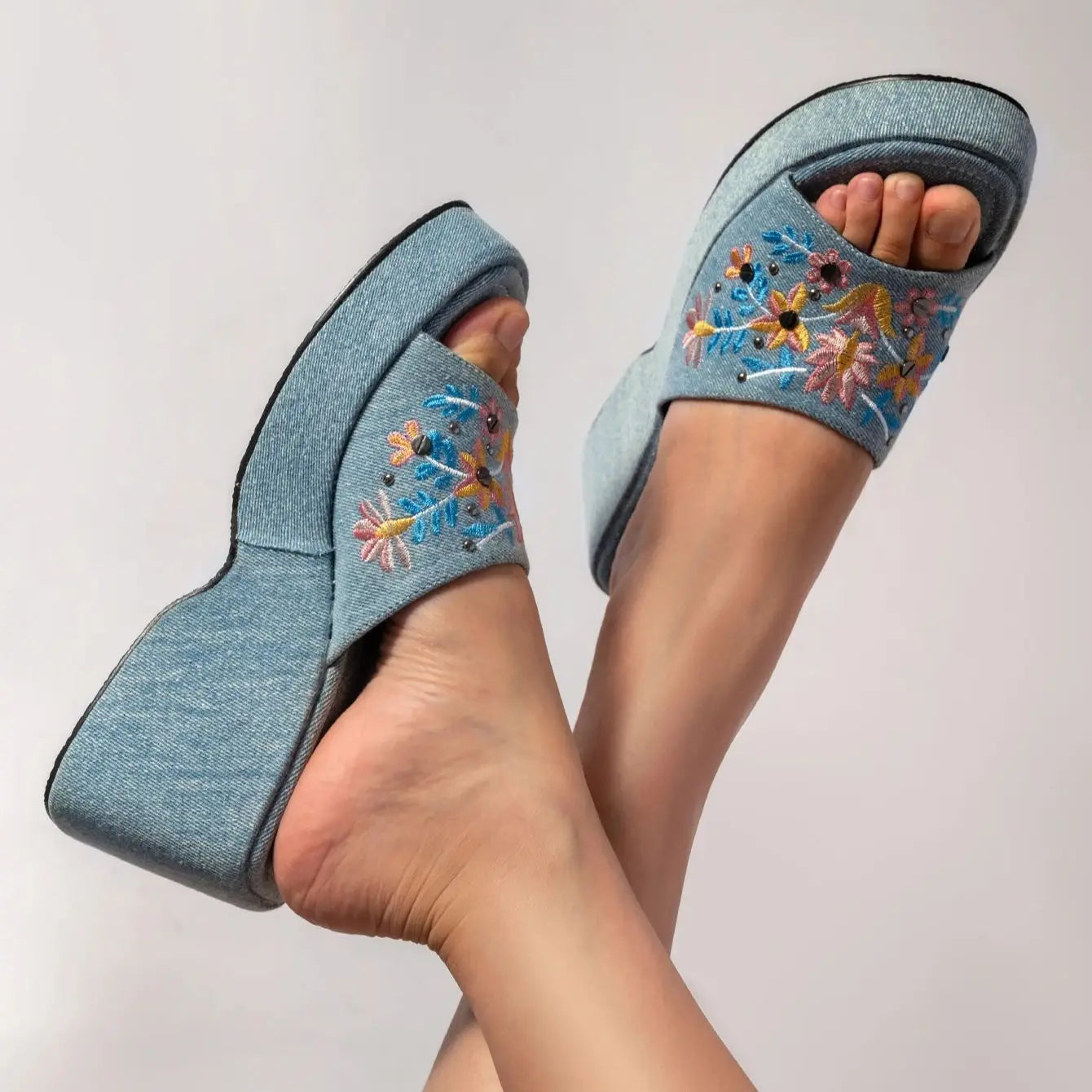 MW | Elegante und detailreiche stützende Sommersandalen