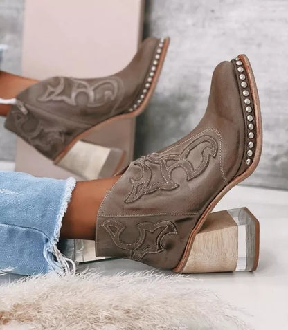 Anmutige Orthopädische Stiefel für modernen Look