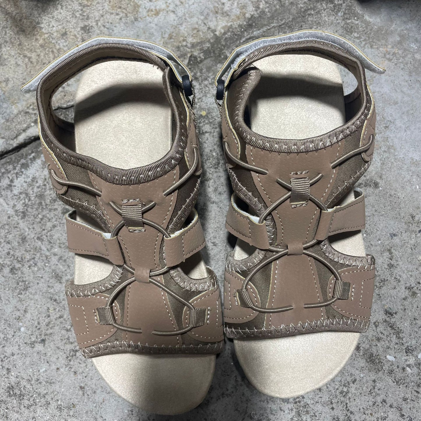 Anmutige Orthopädische Sandalen für modernen Look