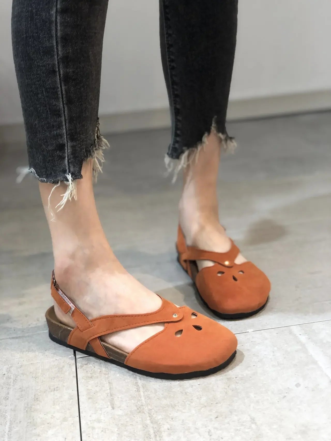 Elegante und stützende orthopädische Sandalen