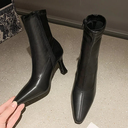 Stützende und trendige orthopädische Stiefel