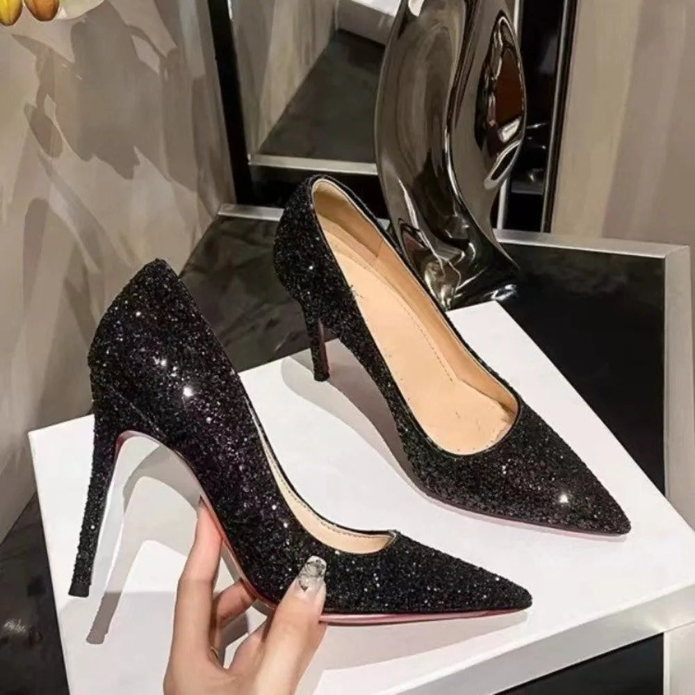 Elegante und stützende orthopädische Absätze