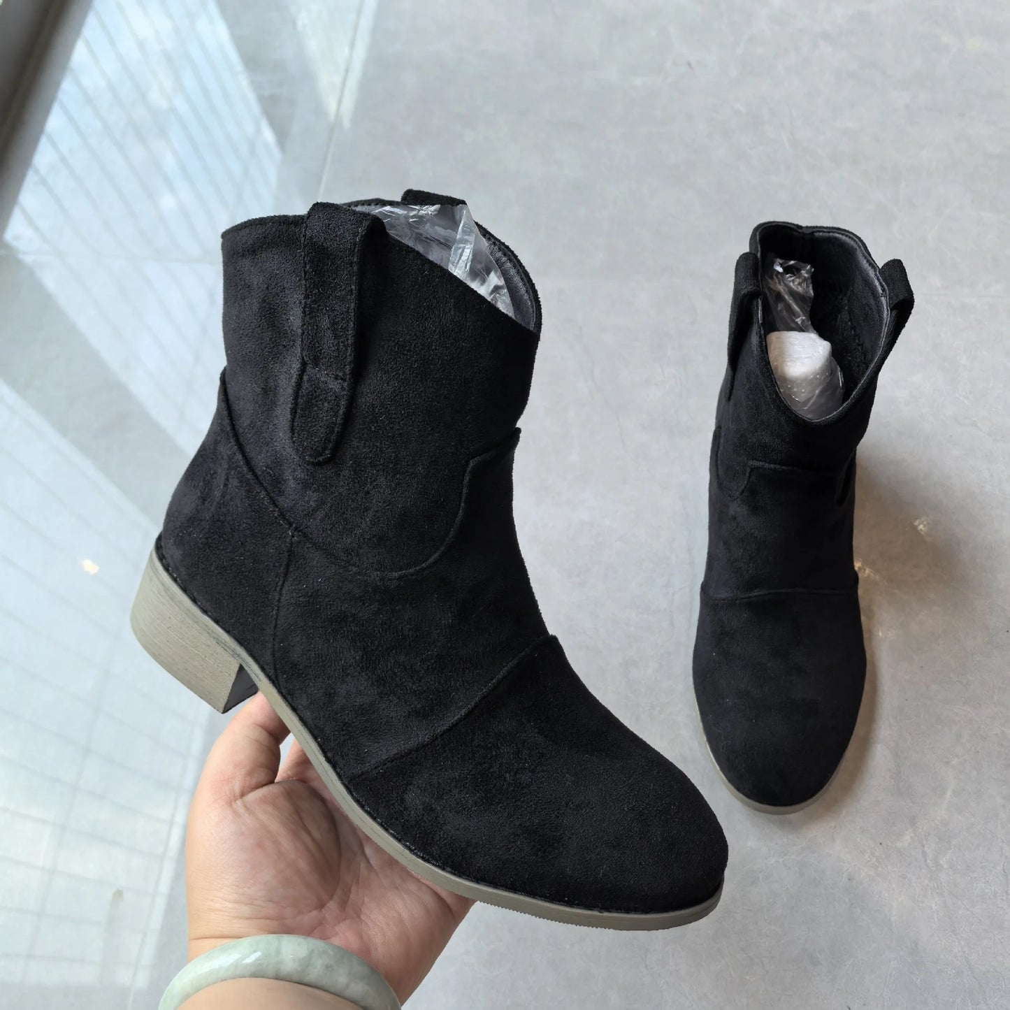 Stützende und trendige orthopädische Stiefel