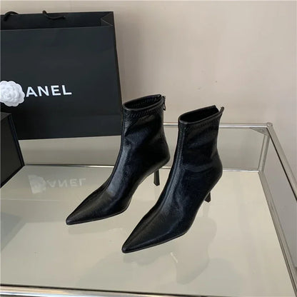 Elegante und stützende orthopädische Absätze
