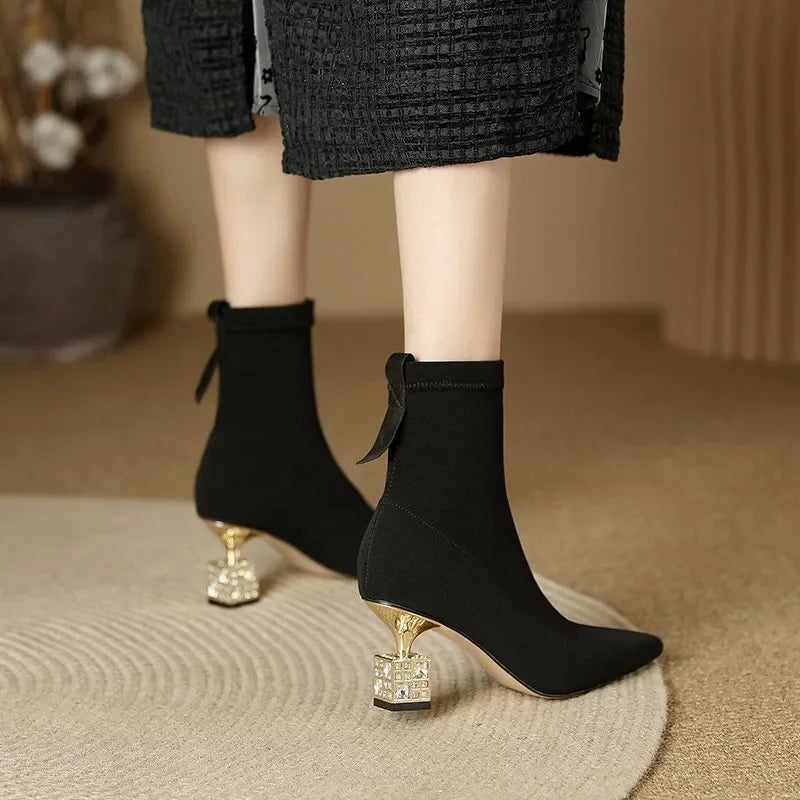 Stützende und trendige orthopädische Stiefel