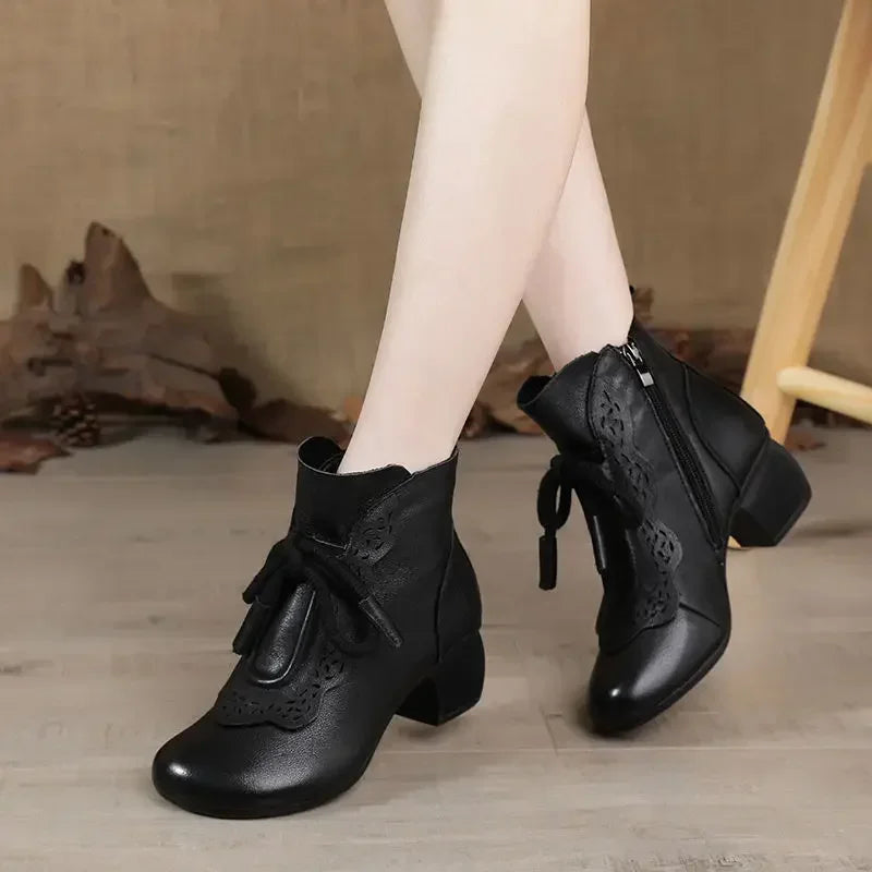 Stützende und trendige orthopädische Stiefel