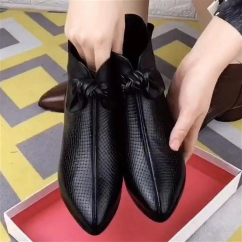 Modische und stützende orthopädische Stiefel