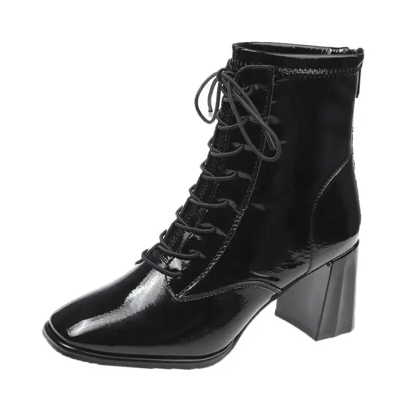 Modische und stützende orthopädische Stiefel