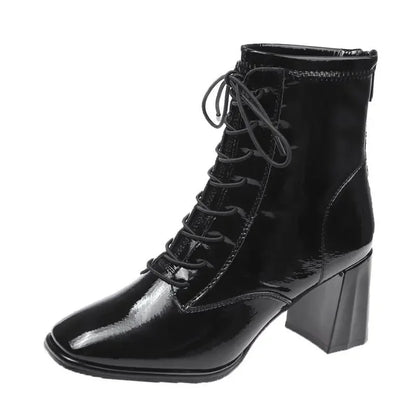 Modische und stützende orthopädische Stiefel