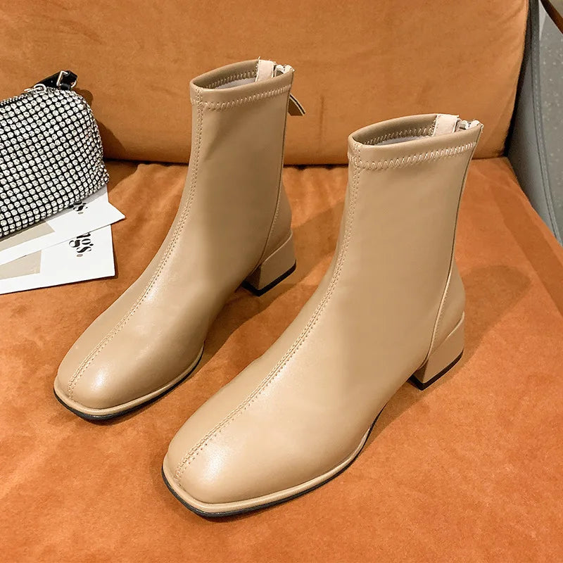 Stützende und trendige orthopädische Stiefel