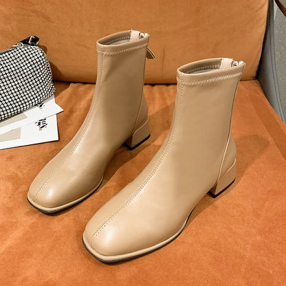 Stützende und trendige orthopädische Stiefel
