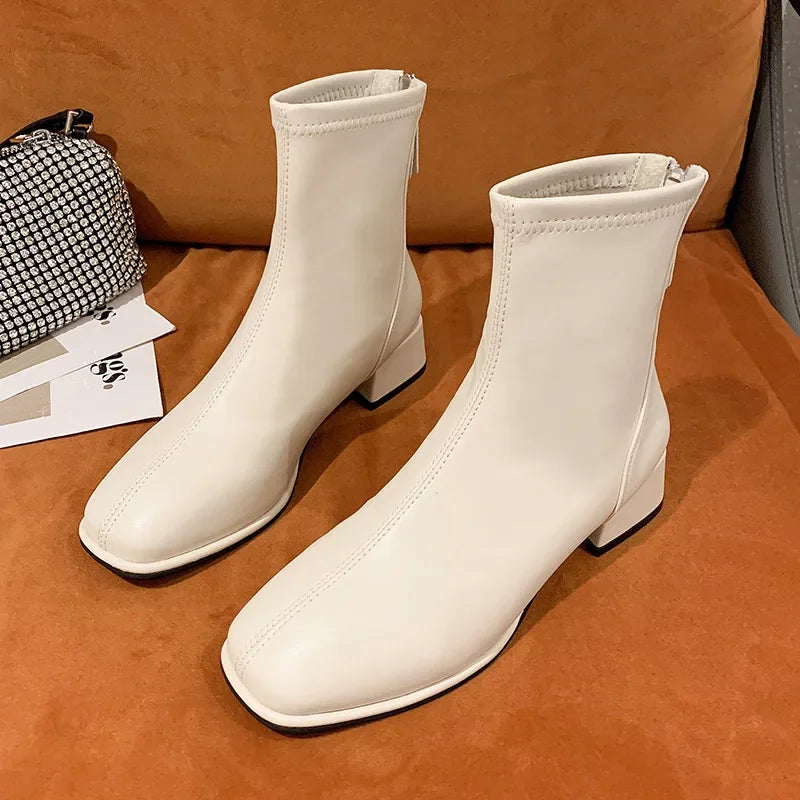 Stützende und trendige orthopädische Stiefel