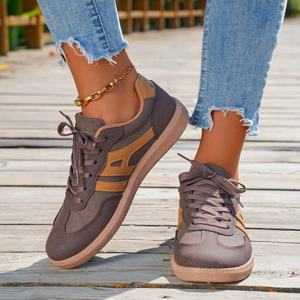 Modische und stützende orthopädische Turnschuhe