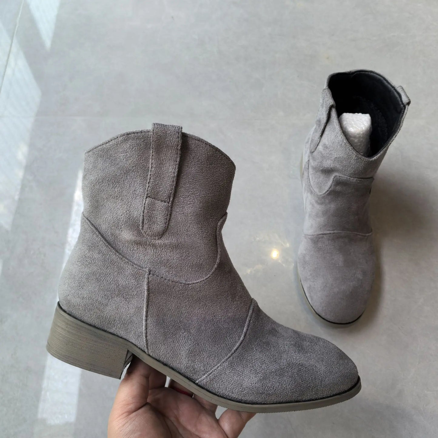 Stützende und trendige orthopädische Stiefel