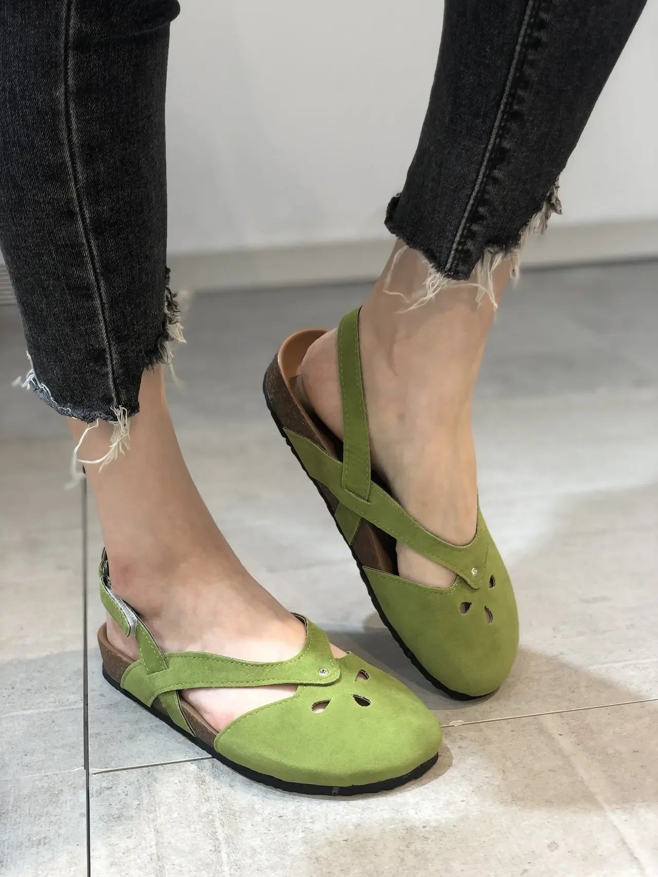 Elegante und stützende orthopädische Sandalen