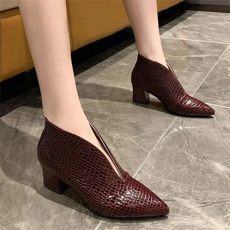 Stützende und trendige orthopädische Stiefel