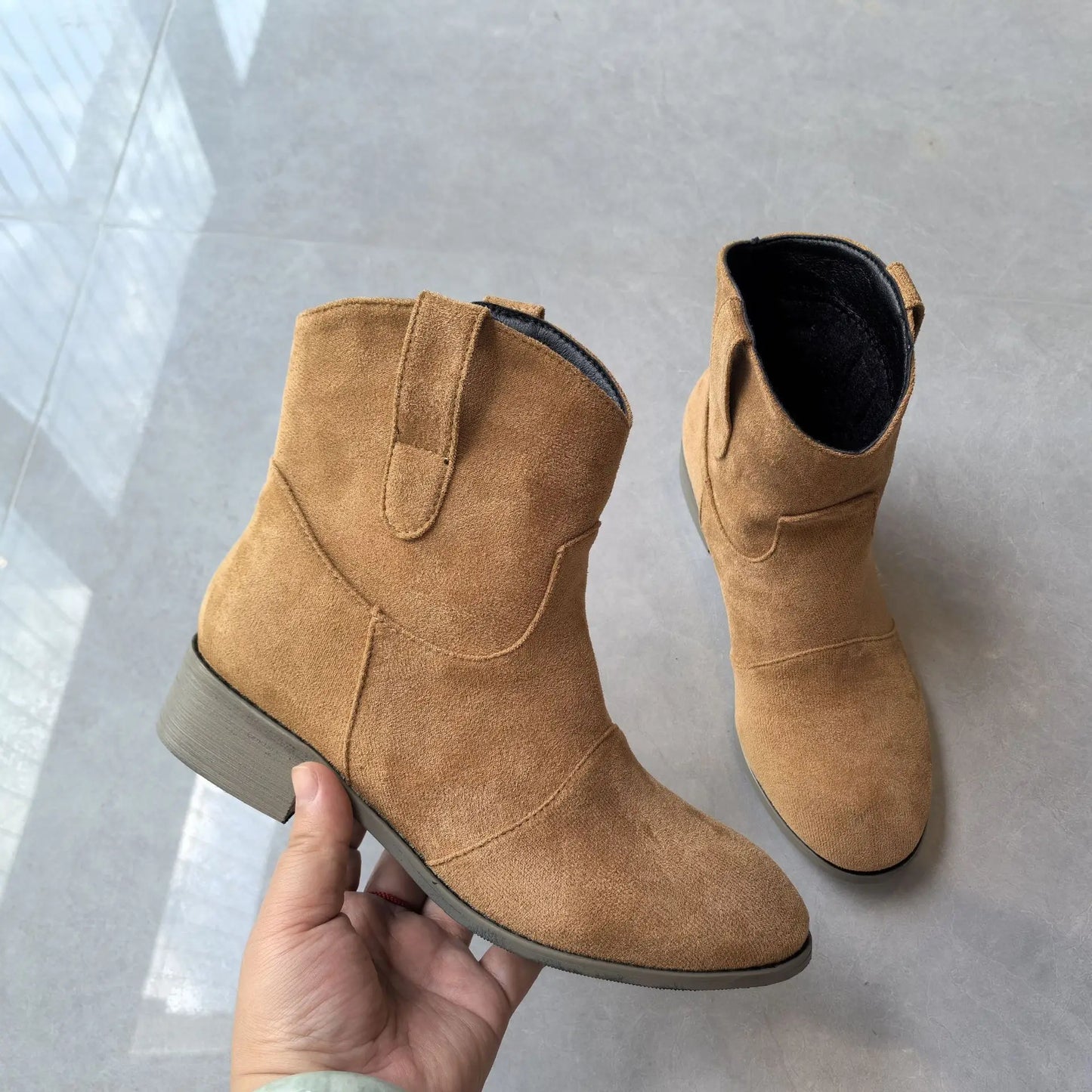 Stützende und trendige orthopädische Stiefel