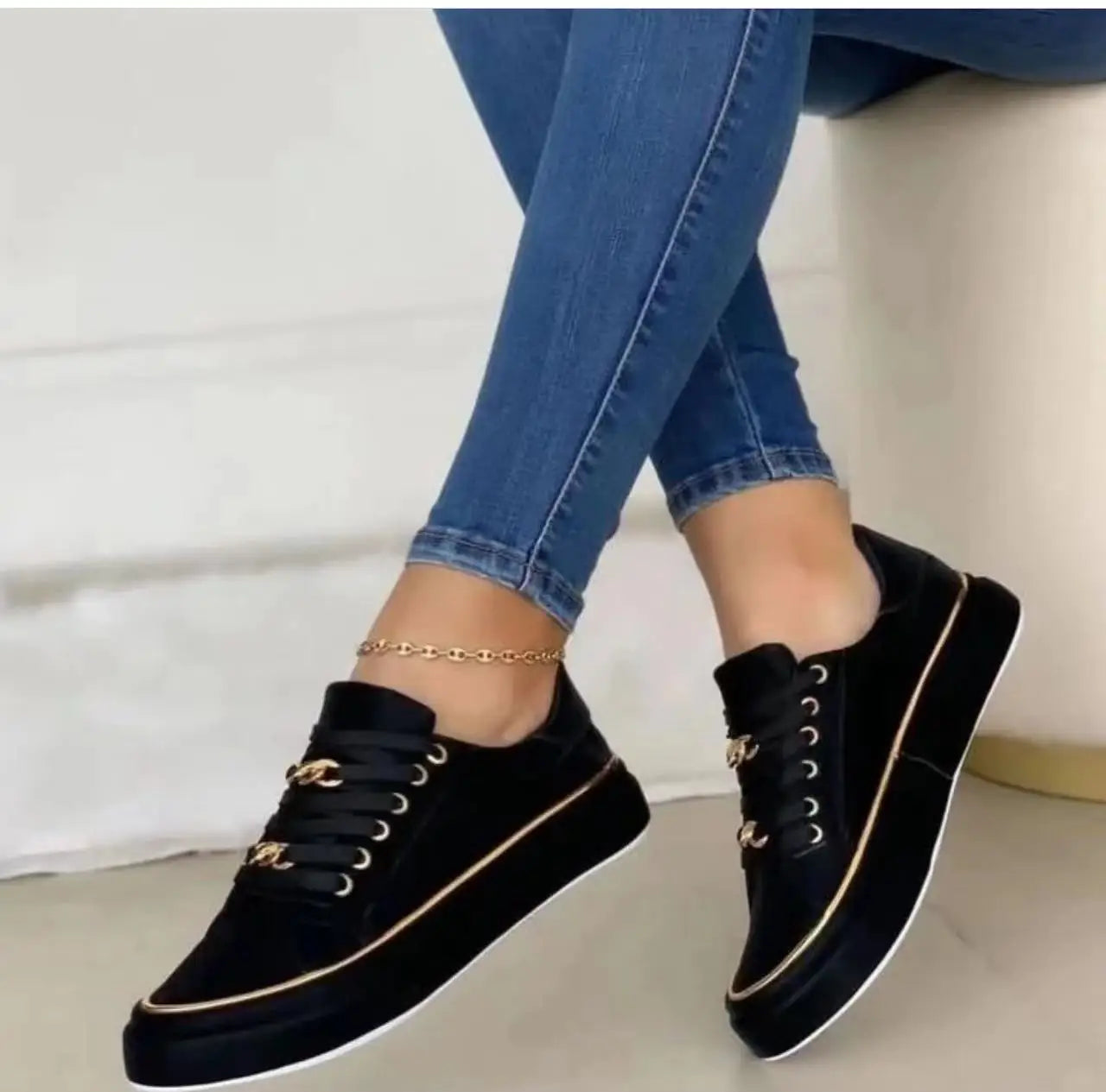 Stützende und trendige orthopädische Schuhe