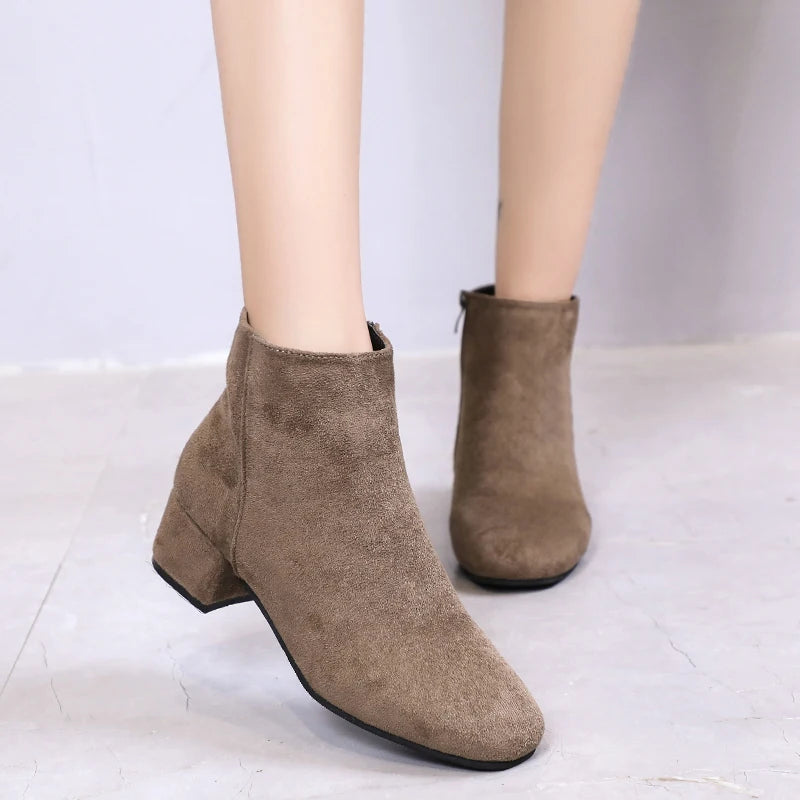 Bequeme und modische orthopädische Stiefel