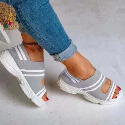 Stützende und stilvolle orthopädische Sandalen