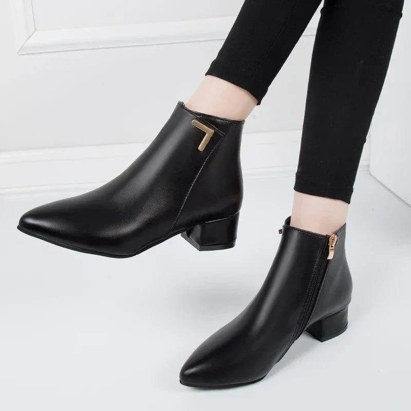 Lässige und stützende orthopädische Stiefel