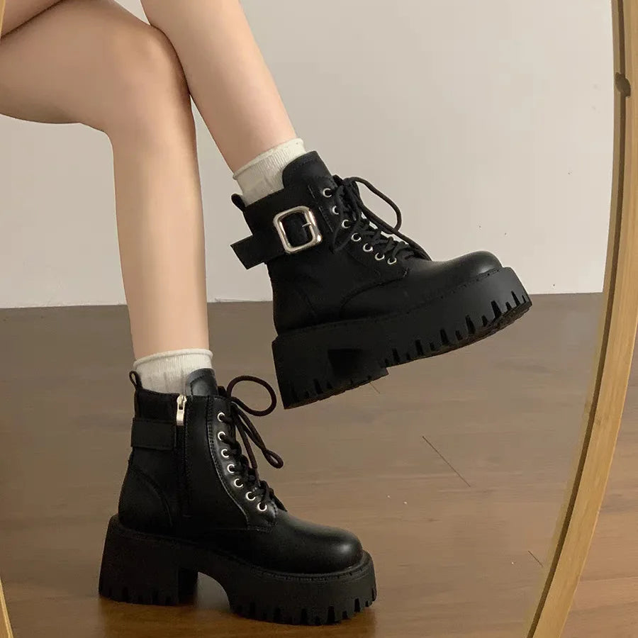 Stützende und trendige orthopädische Stiefel