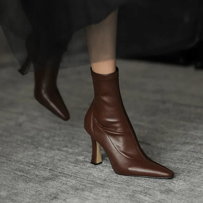 Stützende und trendige orthopädische Stiefel