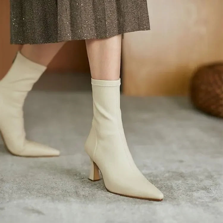 Stützende und trendige orthopädische Stiefel