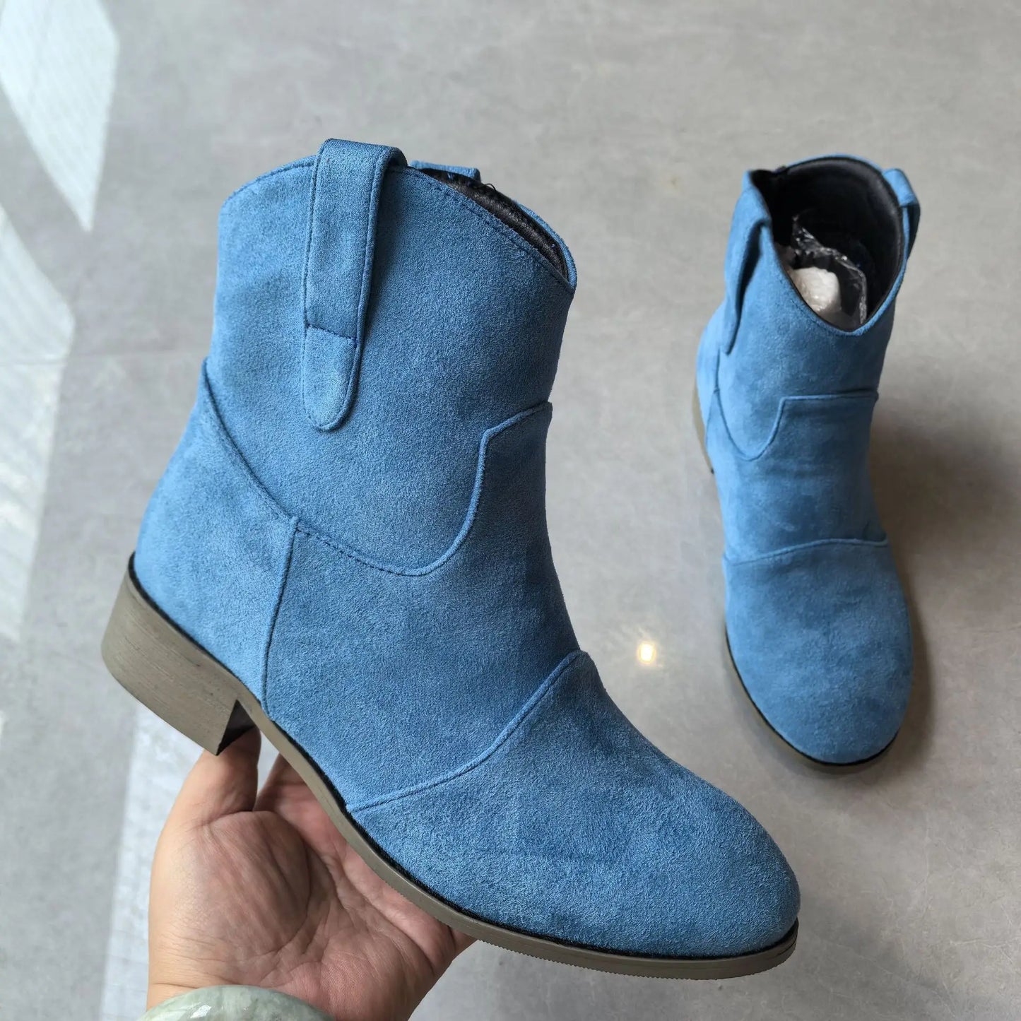 Stützende und trendige orthopädische Stiefel