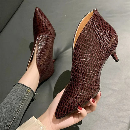 Stützende und trendige orthopädische Stiefel