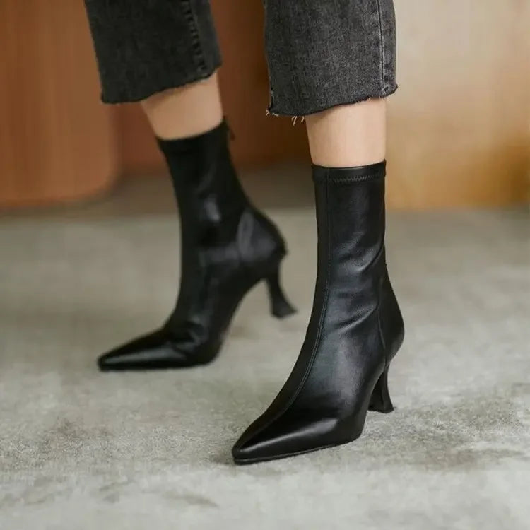 Stützende und trendige orthopädische Stiefel