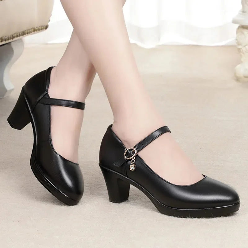 Elegante und stützende orthopädische Schuhe