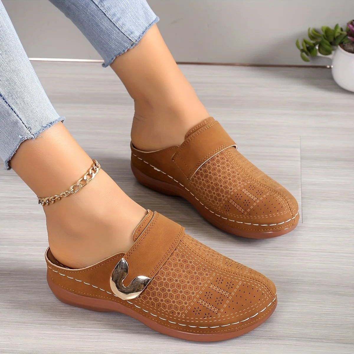 Elegante und stützende orthopädische Sandalen