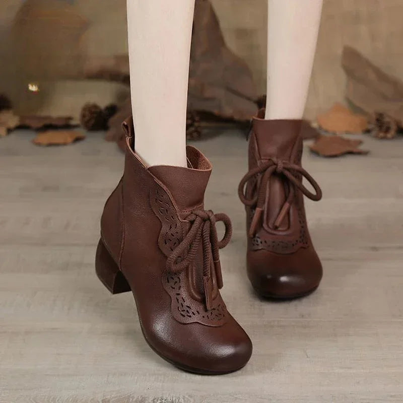 Stützende und trendige orthopädische Stiefel