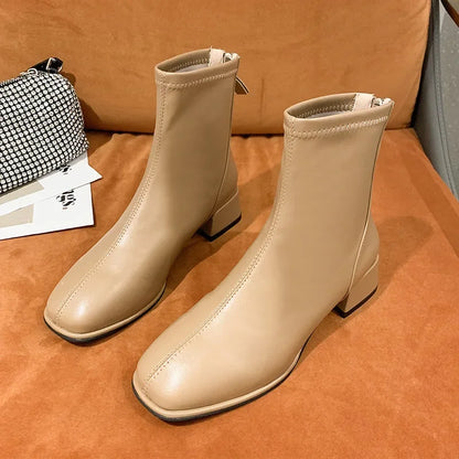 Stützende und trendige orthopädische Stiefel
