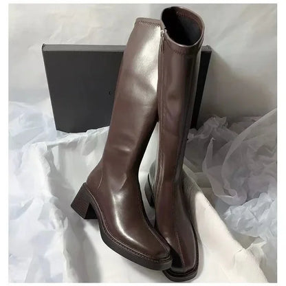 Stützende und trendige orthopädische Stiefel