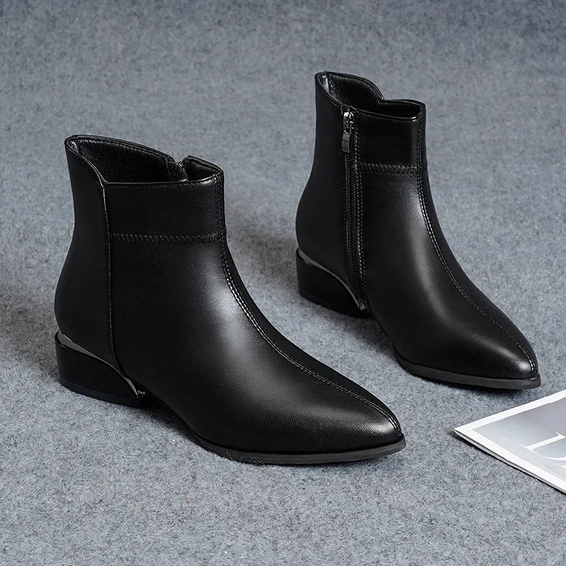 Stützende und trendige orthopädische Stiefel